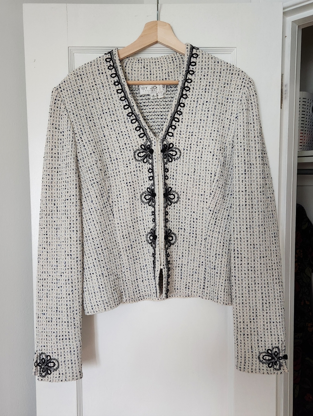 St. John size 12 beautiful jacket embroidered detail
